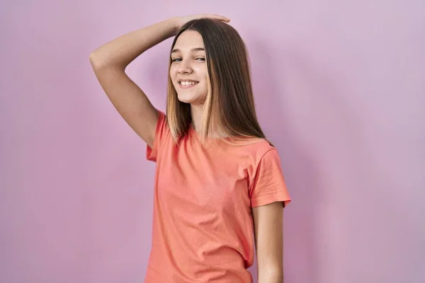 Pembe Arka Planda Duran Genç Kız Gülümseyerek Saçlarına Dokunarak Hareketleriyle — Stok fotoğraf