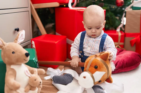 크리스마스 바닥에 장난감을 스러운 — 스톡 사진