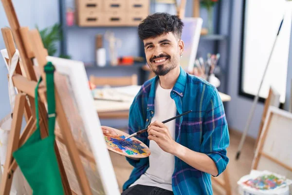 Młody Latynos Mężczyzna Artysta Uśmiecha Się Pewnie Rysunek Studio Sztuki — Zdjęcie stockowe