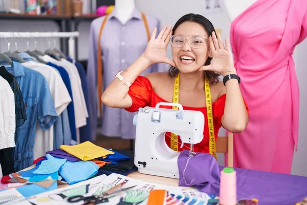 Hispanic Young Woman Dressmaker Designer Using Sewing Machine Smiling Cheerful — Stockfoto