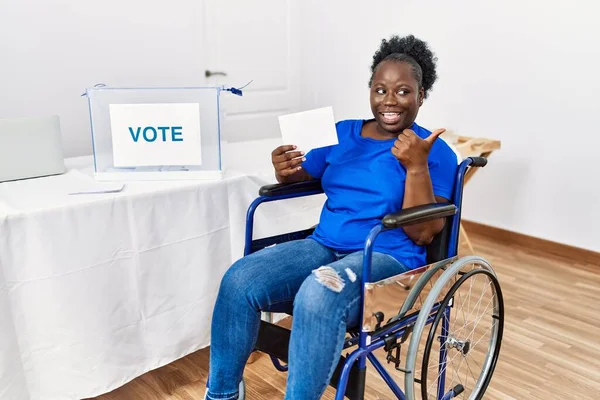 Młoda Afrykanka Siedząca Wózku Inwalidzkim Głosująca Uśmiechem Twarzy Kciukiem Górze — Zdjęcie stockowe