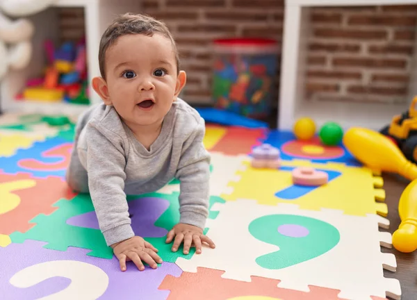 幼稚园里那可怜巴巴的惊慌失措的婴儿爬在地板上 — 图库照片