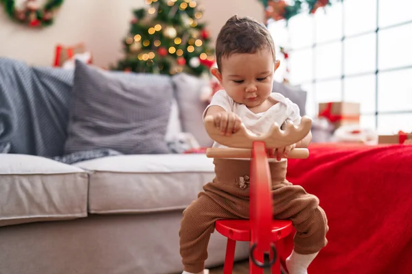 Adorable Bebé Hispano Jugando Con Renos Meciéndose Árbol Navidad Casa — Foto de Stock