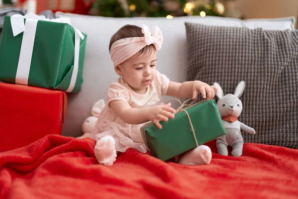 Αξιολάτρευτο Μικρό Παιδί Άνοιγμα Χριστουγεννιάτικο Δώρο Κάθεται Στον Καναπέ Στο — Φωτογραφία Αρχείου