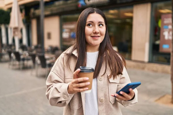 Young Hispanic Woman Using Smartphone Drinking Coffee Street — Foto de Stock