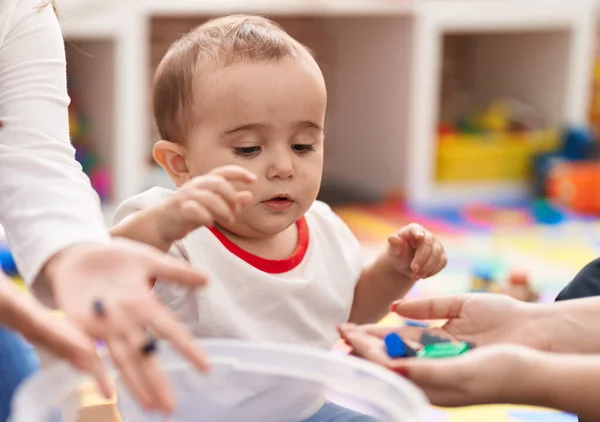 Schattige Spaanse Baby Zittend Vloer Met Ontspannen Uitdrukking Kleuterschool — Stockfoto