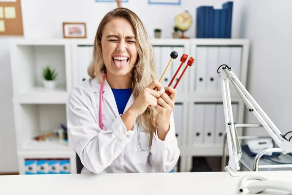 Ung Vacker Läkare Kvinna Som Håller Diapason Instrument Sticker Tungan — Stockfoto