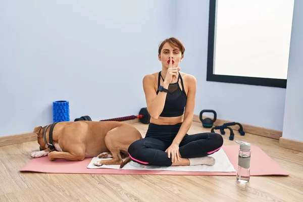 Young Beautiful Woman Sitting Yoga Mat Asking Quiet Finger Lips — Stock Photo, Image