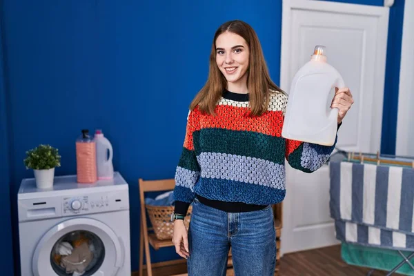 Joven Chica Hispana Sosteniendo Botella Detergente Con Aspecto Positivo Feliz —  Fotos de Stock
