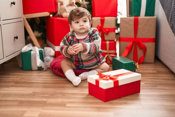 令人羡慕的是 他那惊慌失措的小孩在家里靠圣诞礼物坐在地板上 — 图库照片
