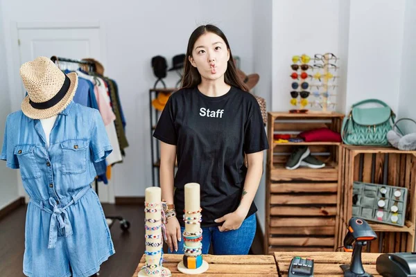 Jonge Aziatische Vrouw Werkzaam Als Manager Bij Retail Boetiek Het — Stockfoto