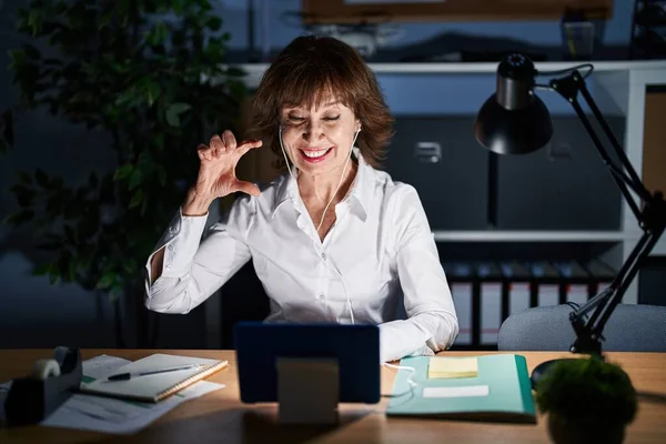 Middle Age Woman Working Office Night Smiling Confident Gesturing Hand — Stock fotografie