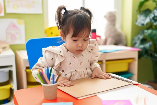 Entzückende Chinesische Vorschulschülerin Sitzt Kindergarten Mit Entspanntem Gesichtsausdruck Tisch — Stockfoto