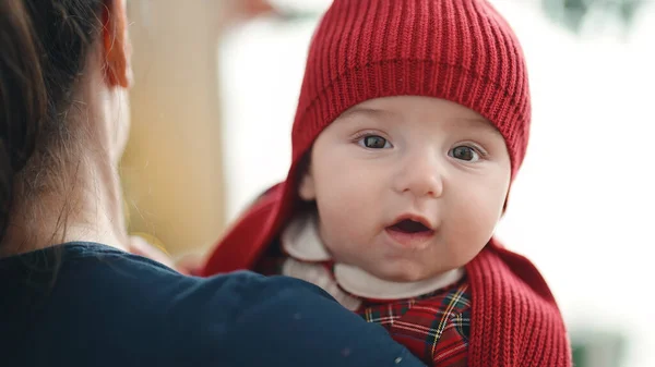 Liebenswertes Kaukasisches Baby Entspannt Auf Dem Arm Der Mutter Hause — Stockfoto