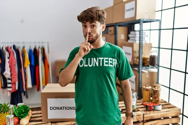 Young Arab Man Wearing Volunteer Shirt Donations Stand Asking Quiet — Foto de Stock