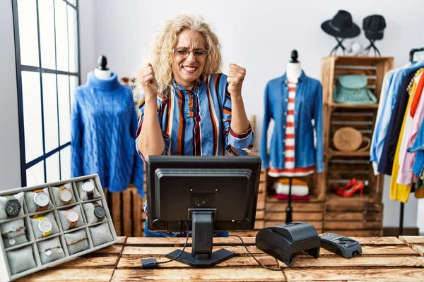Perakende Mağazasında Yönetici Olarak Çalışan Orta Yaşlı Sarışın Kadın Başarı — Stok fotoğraf
