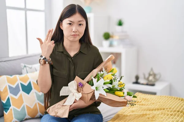 Chinese Jonge Vrouw Met Boeket Van Witte Bloemen Schieten Zichzelf — Stockfoto