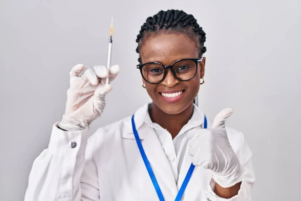 African Woman Braids Holding Syringe Smiling Happy Positive Thumb Doing — ストック写真