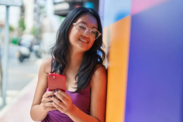 Ung Kinesisk Kvinna Ler Säker Med Hjälp Smartphone Gatan — Stockfoto