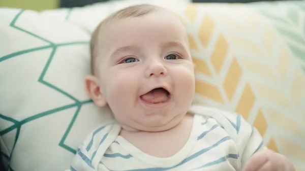 Entzückendes Kaukasisches Baby Das Selbstbewusst Auf Dem Heimischen Sofa Sitzt — Stockfoto