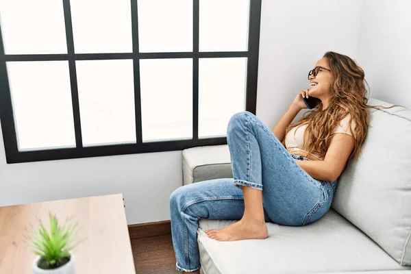 Jovem Bela Mulher Hispânica Falando Smartphone Sentado Sofá Casa — Fotografia de Stock