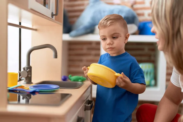 Liebenswertes Kleinkind Spielt Mit Spielküche Kindergarten — Stockfoto