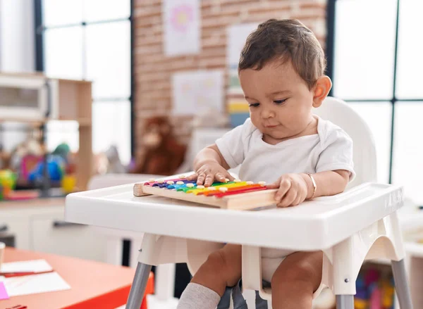 Αξιολάτρευτο Ισπανόφωνο Μωρό Που Κάθεται Καρέκλα Παίζοντας Ξυλόφωνο Στο Νηπιαγωγείο — Φωτογραφία Αρχείου