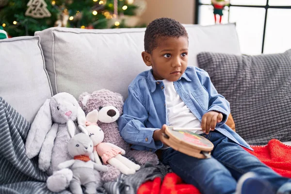 Niño Afroamericano Jugando Pandereta Sentado Sofá Por Árbol Navidad Casa — Foto de Stock