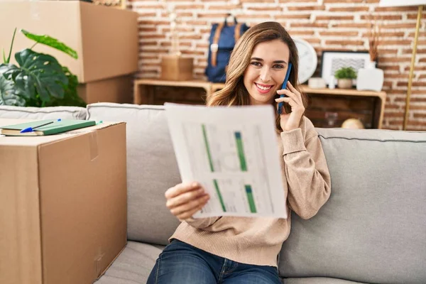 Yeni evdeki akıllı telefon okuma dokümanında konuşan genç bir kadın.