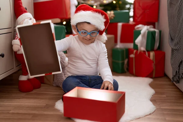 Adorable Niño Hispano Desempacando Regalo Navidad Sentado Suelo Casa —  Fotos de Stock