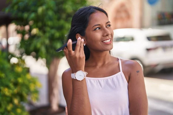 Jong Mooi Vrouw Glimlachen Zelfverzekerd Luisteren Audio Bericht Door Smartphone — Stockfoto