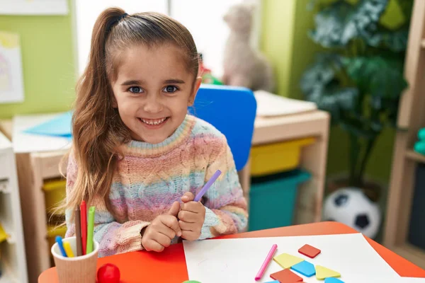 Чарівна Студентка Іспанка Посміхається Впевнено Тримає Кольоровий Олівець Дитячому Садку — стокове фото