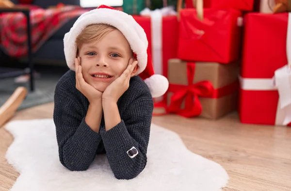 Criança Adorável Sorrindo Confiante Deitado Pela Árvore Natal Casa — Fotografia de Stock