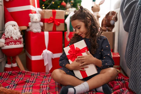 Adorável Hispânico Menina Segurando Presente Sentado Chão Pela Árvore Natal — Fotografia de Stock