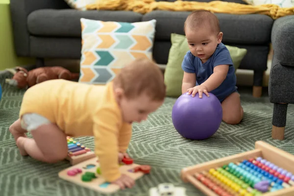 Duas Crianças Brincando Com Brinquedos Sentados Chão Casa — Fotografia de Stock