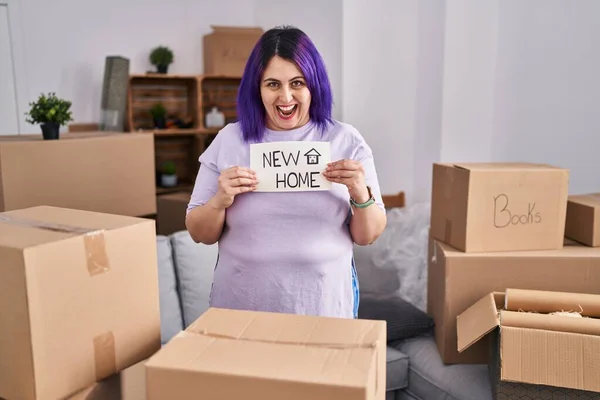 Size Woman Wit Purple Hair Moving New Home Holding Banner — 图库照片