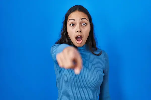Young Brazilian Woman Standing Blue Isolated Background Pointing Displeased Frustrated — Stockfoto