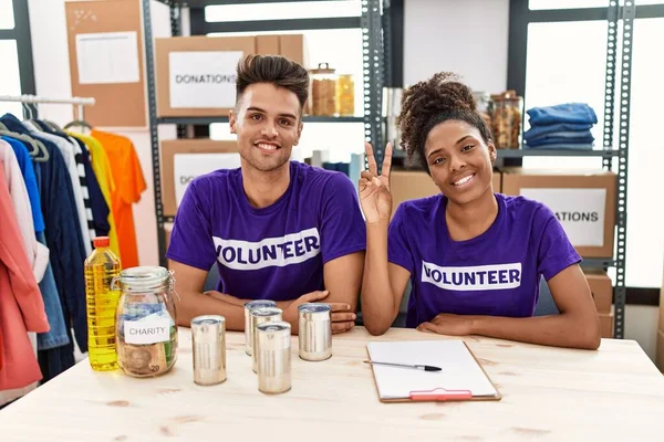Jóvenes Interracial Vistiendo Camiseta Voluntaria Stand Donaciones Mostrando Señalando Con —  Fotos de Stock