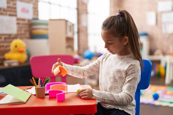 Чарівна Іспаномовна Дівчина Грає Іграшками Сидячи Столі Дитячому Саду — стокове фото