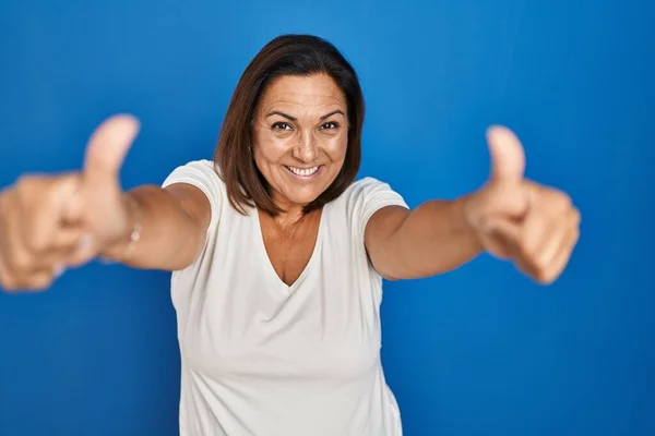 Hispanic Mature Woman Standing Blue Background Approving Doing Positive Gesture — Foto Stock