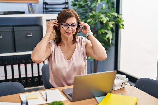 Middle Age Woman Call Center Agent Smiling Confident Working Office — Stockfoto