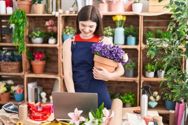Jovem Mulher Caucasiana Florista Usando Laptop Segurando Planta Florista — Fotografia de Stock