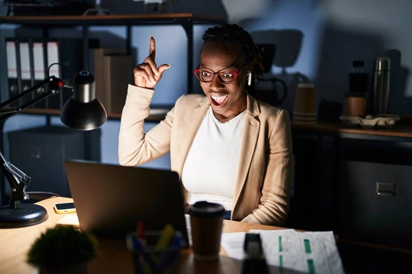 Прекрасная Черная Женщина Работающая Ночью Офисе Указывая Пальцем Успешную Идею — стоковое фото
