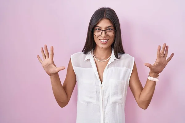 Brunette Young Woman Standing Pink Background Wearing Glasses Showing Pointing — Stock fotografie