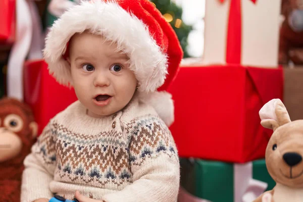 Rozkošné Kavkazské Dítě Hrající Autíčkem Sedící Podlaze Vánočních Dárků Doma — Stock fotografie