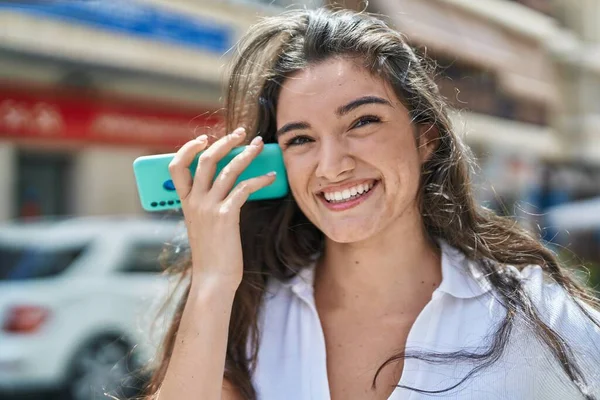 Young Hispanic Woman Smiling Confident Listening Audio Message Smartphone Street — 图库照片