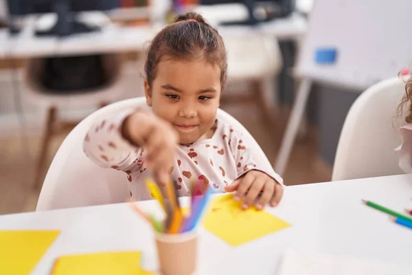 Симпатичная Латиноамериканка Сидящая Столом Рисующая Бумаге Детском Саду — стоковое фото