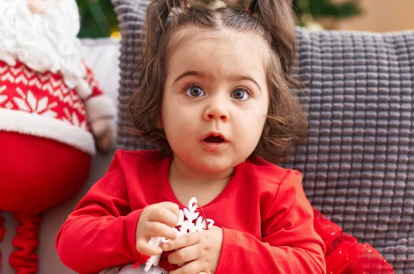 Adorável Menina Hispânica Sentada Sofá Pela Árvore Natal Casa — Fotografia de Stock