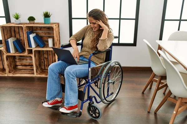 Young Beautiful Hispanic Woman Using Laptop Sitting Wheelchair Home — Stock Fotó