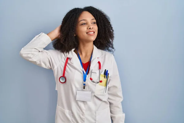 Genç Afro Amerikan Kadın Doktor Üniforması Steteskop Giyip Gülümsüyor Saçlarına — Stok fotoğraf